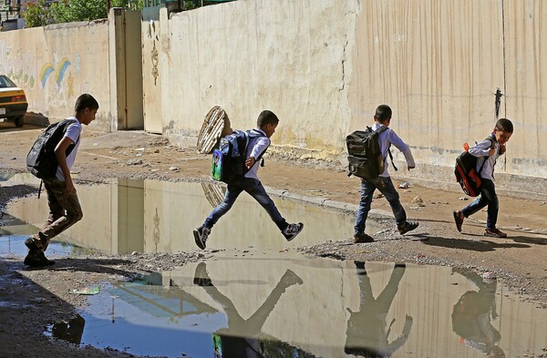 Παιδιά σε εμπόλεμες ζώνες του Ιράκ, της Συρίας και του Ν. Σουδάν που καταφέρνουν ακόμη να πηγαίνουν σχολείο