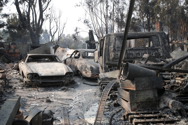 Φονικές πυρκαγιές στην Καλιφόρνια: Ξεπερνούν τους 25 οι νεκροί - Απειλείται το Μαλιμπού