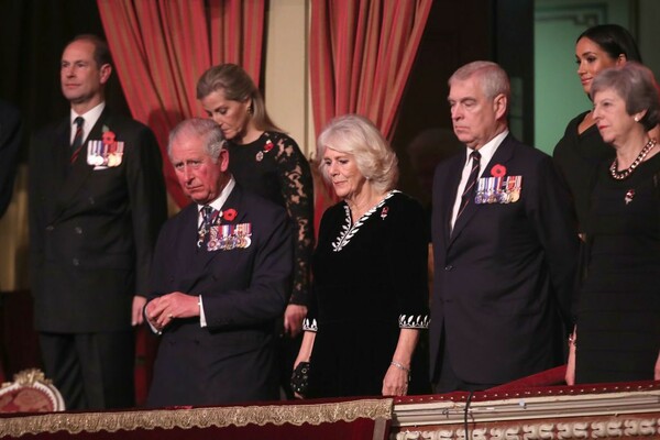 Η Ελισάβετ και όλη η βασιλική οικογένεια στο Άλμπερτ Χολ τιμούν τους πεσόντες του Α΄ Παγκοσμίου Πολέμου