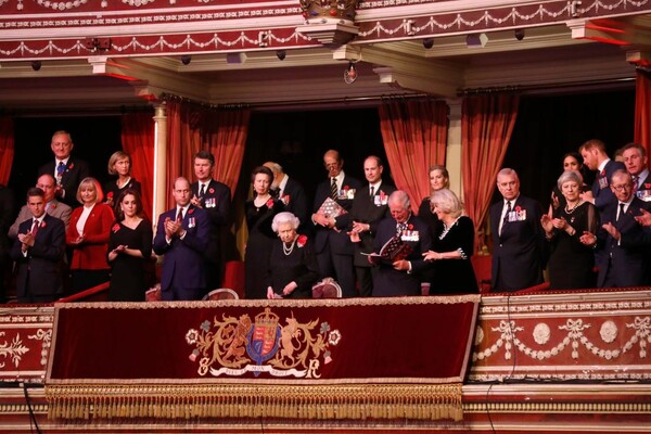 Η Ελισάβετ και όλη η βασιλική οικογένεια στο Άλμπερτ Χολ τιμούν τους πεσόντες του Α΄ Παγκοσμίου Πολέμου