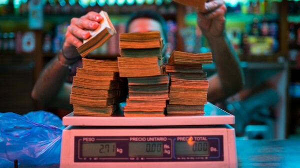 Στη Βενεζουέλα βάζουν πλέον στη ζυγαριά τα χαρτονομίσματα για να υπολογίσουν την αξία τους