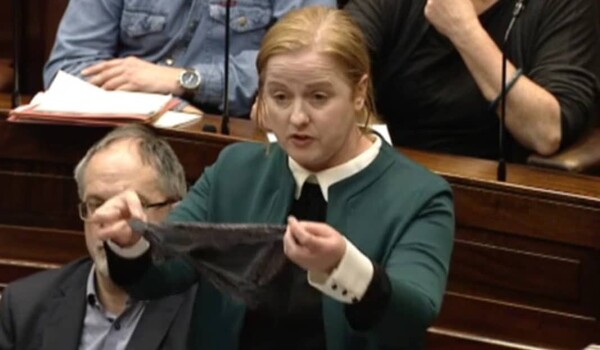 Γιατί αυτή η εξοργισμένη βουλευτής ύψωσε ένα δαντελένιο στρινγκ μέσα στο κοινοβούλιο της Ιρλανδίας