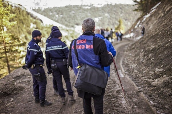 Χάθηκαν στις Άλπεις και σώθηκαν καλώντας έναν αριθμό που βρήκαν χαραγμένο σε δέντρο