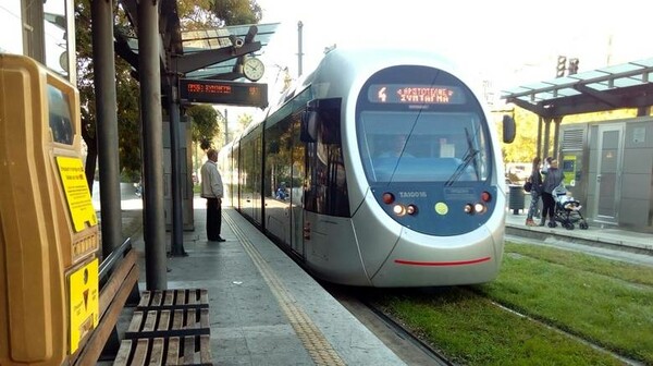 Επιχείρηση απεγκλωβισμού γυναίκας από τις γραμμές του τραμ