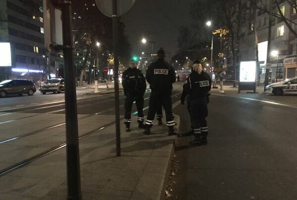 Έληξε η ομηρία στο Παρίσι, αλλά ο δράστης παραμένει ασύλληπτος