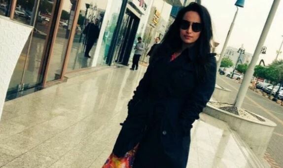 Σαουδική Αραβία: Συνελήφθη γυναίκα που δημοσίευσε φωτογραφία της χωρίς χιτζάμπ στο Twitter