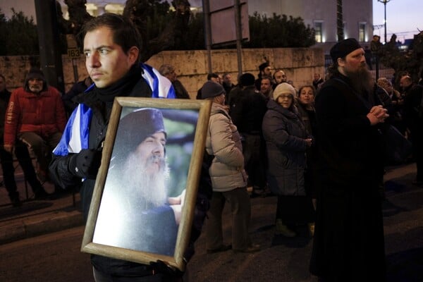 Μοναχοί, καλόγριες, φανατικοί και Χρυσή Αυγή, όλοι μαζί έξω από τη Βουλή για τη μολότοφ του Μεθόδιου