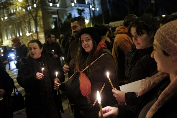 Μοναχοί, καλόγριες, φανατικοί και Χρυσή Αυγή, όλοι μαζί έξω από τη Βουλή για τη μολότοφ του Μεθόδιου