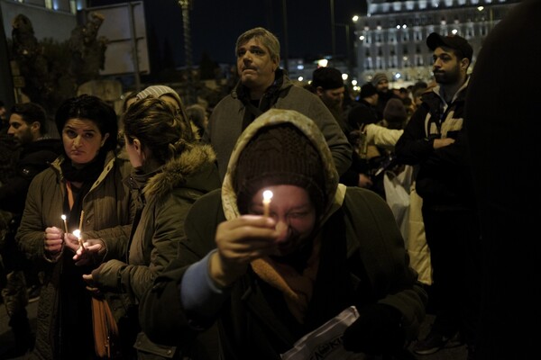 Μοναχοί, καλόγριες, φανατικοί και Χρυσή Αυγή, όλοι μαζί έξω από τη Βουλή για τη μολότοφ του Μεθόδιου