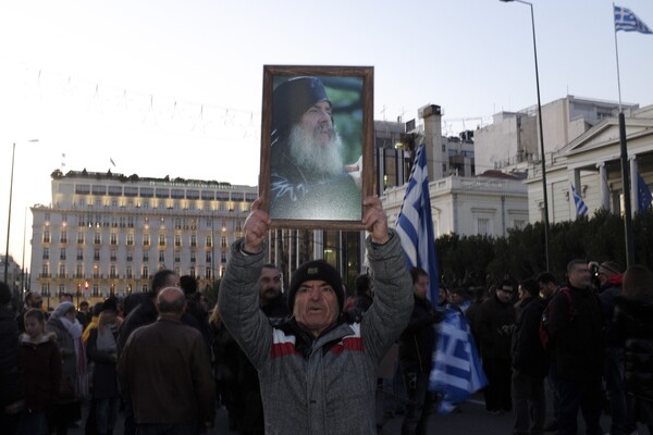 Μοναχοί, καλόγριες, φανατικοί και Χρυσή Αυγή, όλοι μαζί έξω από τη Βουλή για τη μολότοφ του Μεθόδιου