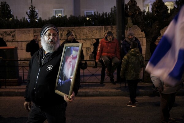 Μοναχοί, καλόγριες, φανατικοί και Χρυσή Αυγή, όλοι μαζί έξω από τη Βουλή για τη μολότοφ του Μεθόδιου