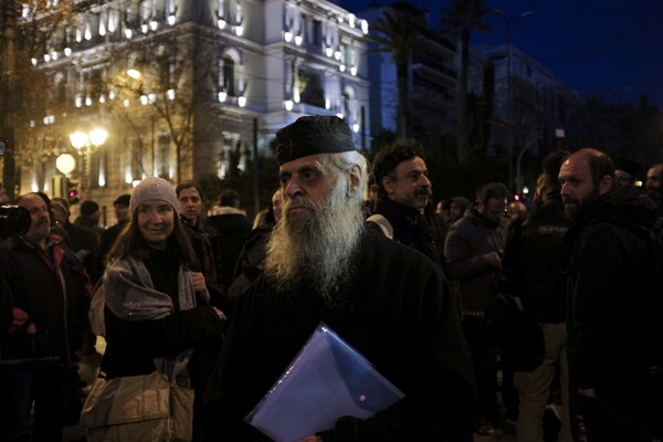 Μοναχοί, καλόγριες, φανατικοί και Χρυσή Αυγή, όλοι μαζί έξω από τη Βουλή για τη μολότοφ του Μεθόδιου