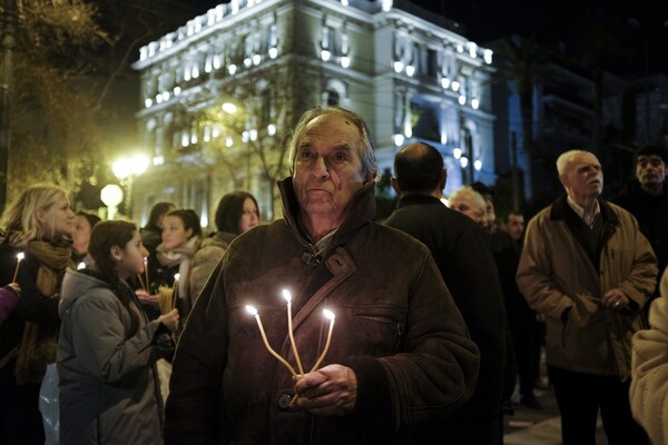 Μοναχοί, καλόγριες, φανατικοί και Χρυσή Αυγή, όλοι μαζί έξω από τη Βουλή για τη μολότοφ του Μεθόδιου