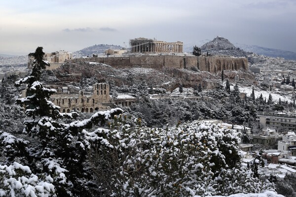 H χιονισμένη Ακρόπολη και η Αθήνα ντυμένη στα λευκά το πρωί