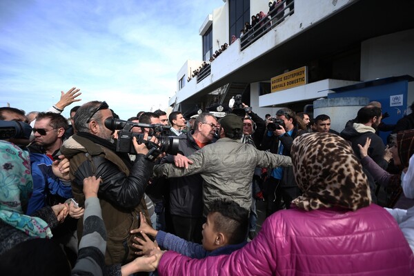 Xάος, σπρωξίματα και εντάσεις στο Ελληνικό - Αντιδράσεις προκαλεί το βίντεο με τη βία μεταξύ αστυνομικού και μικρού πρόσφυγα