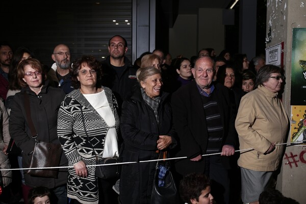 Η τελευταία νύχτα του Καρναβαλιού της Πάτρας με 30.000 ανθρώπους να διασκεδάζουν στο δρόμο