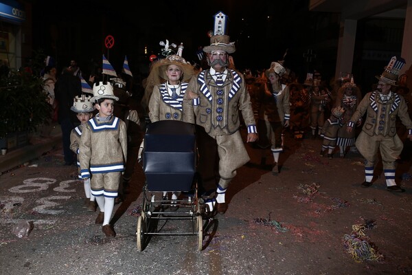 Η τελευταία νύχτα του Καρναβαλιού της Πάτρας με 30.000 ανθρώπους να διασκεδάζουν στο δρόμο