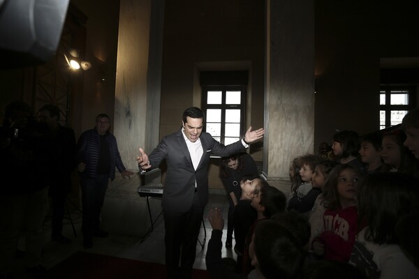 Φωτορεπορτάζ: O Τσίπρας και τα ασυνόδευτα παιδιά - πρόσφυγες στη Βουλή