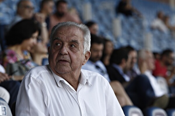 O Φλαμπουράρης απαντά στις αντιδράσεις που προκάλεσε η φράση «δεν βλέπεις πια ανθρώπους να ψάχνουν στα σκουπίδια»