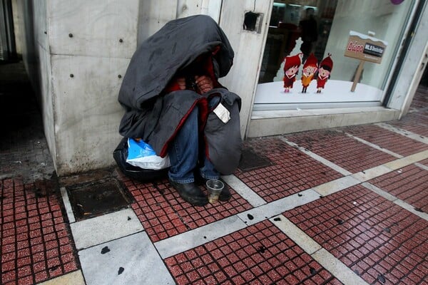 Ακόμη χειρότερα τα όσα αποκαλύπτονται σήμερα για το φιάσκο με την αίθουσα αστέγων που έκλεισε το βράδυ του χιονιά στην Αθήνα