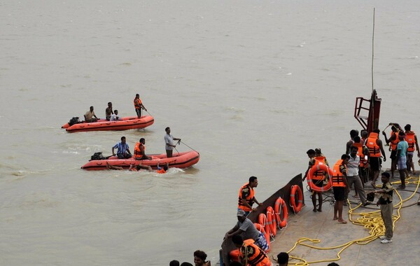 Ινδία: Τουλάχιστον 18 νεκροί από βύθιση πλοιαρίου στον ποταμό Γάγγη
