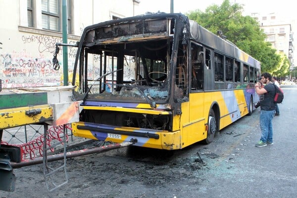 H πραγματική ανάληψη ευθύνης για τα καμένα τρόλεϊ στην Πατησίων