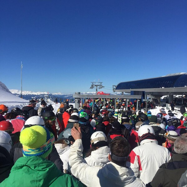 Σκηνές χάους στο χιονοδρομικό του Παρνασσού-Τεράστιες ουρές και καβγάδες στα λιφτ (BINTEO)