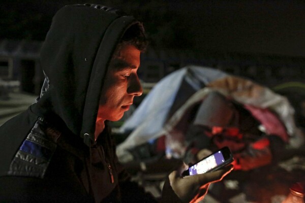 Γερμανία: Νομοσχέδιο θα επιτρέπει στις αρχές να παρακολουθούν τα κινητά τηλέφωνα προσφύγων