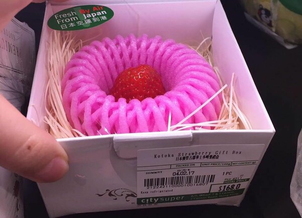Μια και μοναδική φράουλα πωλείται στην τιμή των 22 δολαρίων και αυτό δείχνει πως κάτι δεν πάει καθόλου καλά στον πλανήτη