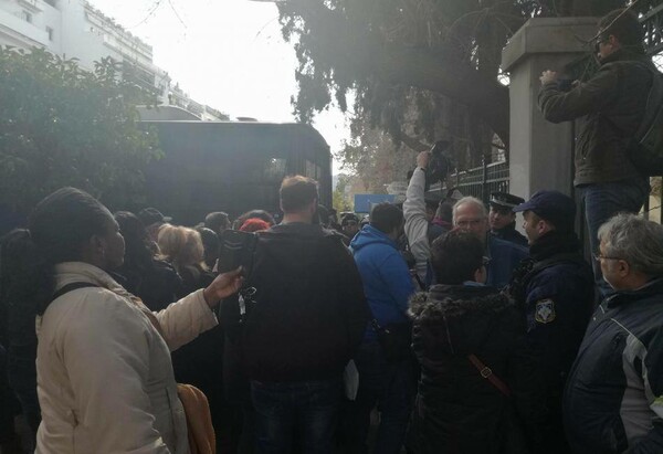 Ένταση στην Ηρώδου Αττικού - Τα ΜΑΤ εμπόδισαν τις καθαρίστριες να φτάσουν στο Μαξίμου