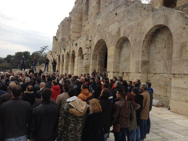 Οι οπαδοί του Σώρρα συγκεντρώθηκαν κάτω από την Ακρόπολη για επίκληση στο Δία