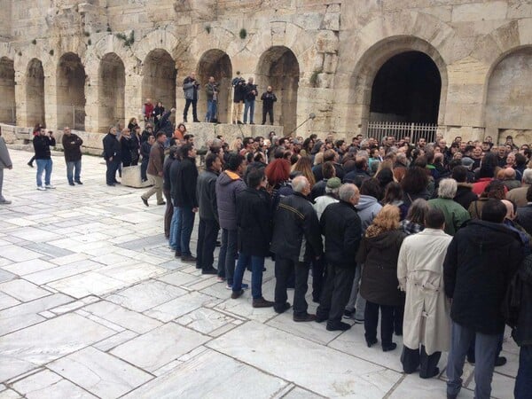 Οι οπαδοί του Σώρρα συγκεντρώθηκαν κάτω από την Ακρόπολη για επίκληση στο Δία