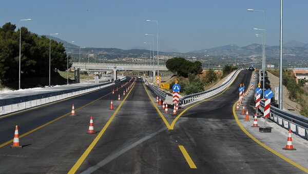 Διακοπή κυκλοφορίας στη νέα εθνική οδό Κορίνθου - Πατρών λόγω κατολισθήσεων