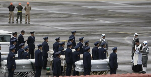 Θρήνος στο Σαπέκο καθώς δεκάδες νεκροφόρες μεταφέρουν τις σορούς των θυμάτων της αεροπορικής τραγωδίας