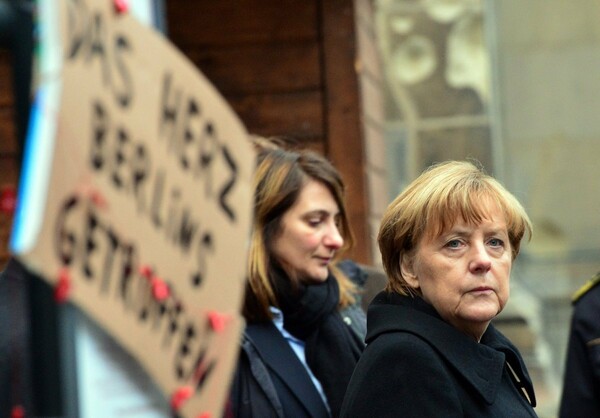 Σφοδρά πυρά εναντίον Μέρκελ για την πολιτική της στο μεταναστευτικό μετά την επίθεση στο Βερολίνο