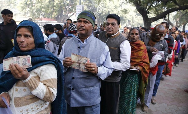 Ινδία: Τεράστιες ουρές έξω από τις τράπεζες λόγω της απόσυρσης χαρτονομισμάτων
