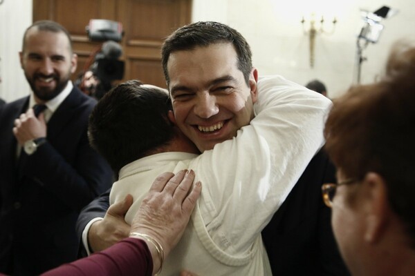 Ποιοι έψαλαν τα κάλαντα σήμερα στον Τσίπρα που ζήτησε να του τα πουν ξανά του χρόνου