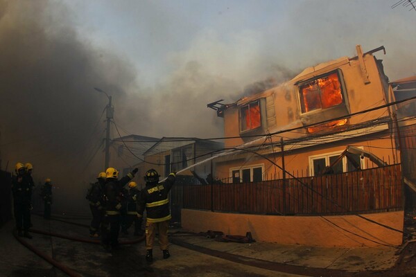 Χιλή: Μεγάλη πυρκαγιά στο Βαλπαραΐσο έκαψε τουλάχιστον 100 σπίτια