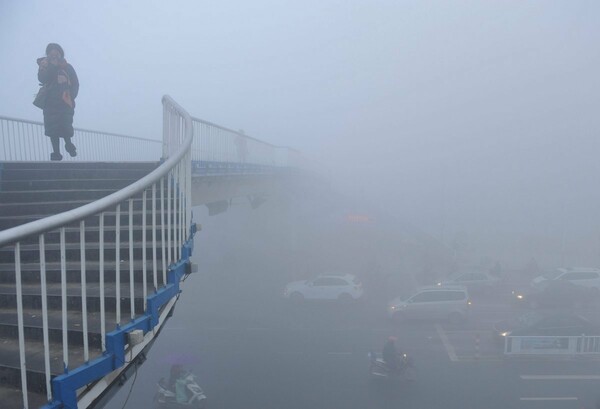 Πνίγεται στην αιθαλομίχλη η Κίνα - Σε πορτοκαλί συναγερμό παραμένει το Πεκίνο