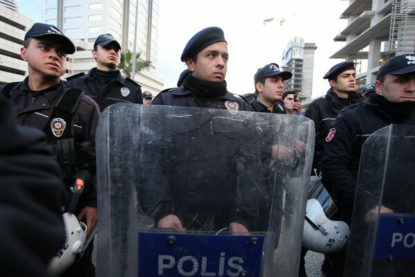 Τουρκία: Διάταγμα επιτρέπει την απόλυση αστυνομικών που έχουν άπιστους συζύγους