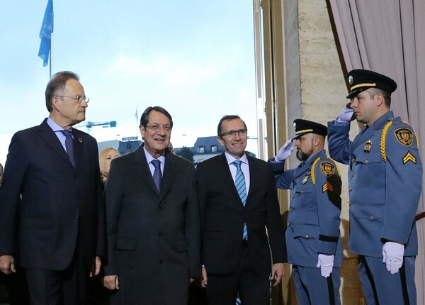 Άρχισαν οι συνομιλίες για το Κυπριακό, στη Γενεύη-Ελάχιστοι οι αισιόδοξοι στην Κύπρο