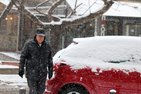Θεσσαλονίκη: Συνεχής χιονόπτωση και εγκλωβισμένοι κτηνοτρόφοι στη Χαλκιδική