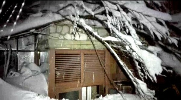 Οι πρώτες εικόνες από το ξενοδοχείο που καταπλακώθηκε από χιονοστιβάδα στην Ιταλία