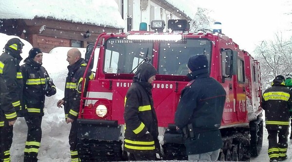 Οι πρώτες εικόνες από το ξενοδοχείο που καταπλακώθηκε από χιονοστιβάδα στην Ιταλία