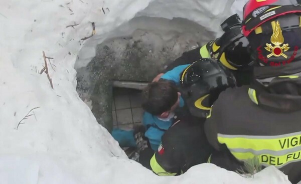 Ιταλία: Απεγκλωβίστηκαν οι 8 διασωθέντες από το ξενοδοχείο Rigopiano - Πώς κατάφεραν να επιζήσουν θαμμένοι κάτω από το χιόνι
