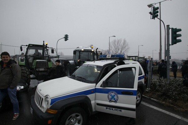 Αστυνομικό μπλόκο στους αγρότες που επιχειρούν να φτάσουν στον Προμαχώνα