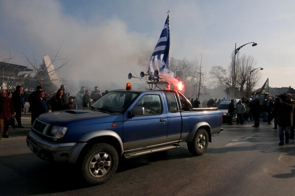 Συλλαλητήριο και τρακτέρ στο κέντρο της Θεσσαλονίκης - Μικροένταση έξω από τη ΔΕΘ