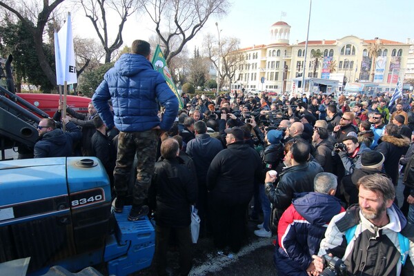 Συλλαλητήριο και τρακτέρ στο κέντρο της Θεσσαλονίκης - Μικροένταση έξω από τη ΔΕΘ
