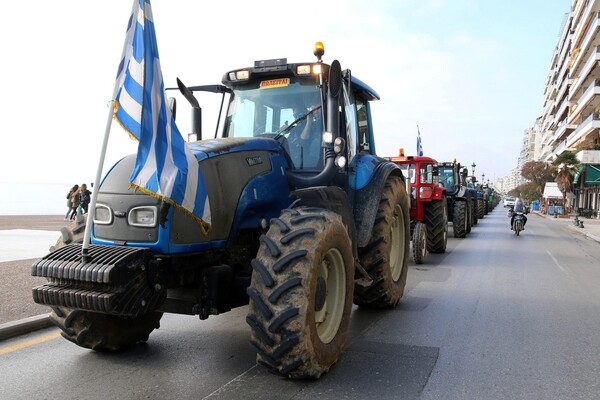 Συλλαλητήριο και τρακτέρ στο κέντρο της Θεσσαλονίκης - Μικροένταση έξω από τη ΔΕΘ