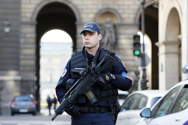 Γαλλία: 4 συλλήψεις για σχεδιαζόμενη επίθεση αυτοκτονίας στο Παρίσι - Μία 16χρονη μεταξύ των συλληφθέντων
